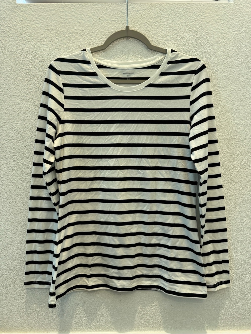 Amazon Essentials classic black-and-white horizontal striped long-sleeve t-shirt